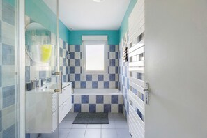 Douche, séchoir à cheveux, serviettes fournies