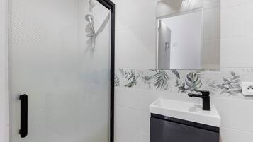 Een douche, een haardroger, handdoeken