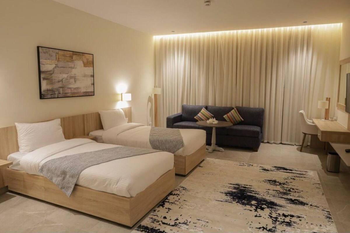 Quarto duplo standard, vista para a cidade | Ferros/tábuas de passar roupa, Wi-Fi de cortesia