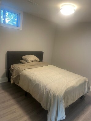 Iron/ironing board, WiFi, bed sheets - Beautiful Two-bedroom apartment: Minutes from Go Train to Toronto (King City)