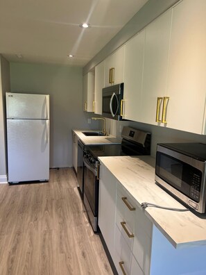 Private kitchen - Beautiful Two-bedroom apartment: Minutes from Go Train to Toronto (King City)