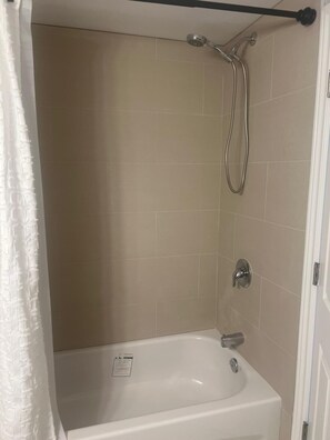 Towels, soap, toilet paper - Beautiful Two-bedroom apartment: Minutes from Go Train to Toronto (King City)