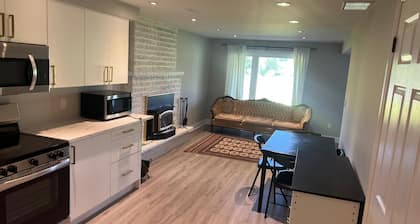 Beautiful Two-bedroom apartment: Minutes from Go Train to Toronto
