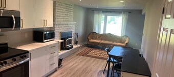Beautiful Two-bedroom apartment: Minutes from Go Train to Toronto