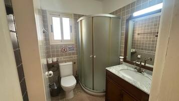 Bañera de hidromasaje, secador de pelo, toallas y jabón