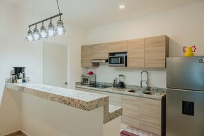 Kühlschrank, Mikrowelle, Wasserkocher mit Kaffee-/Teezubehör