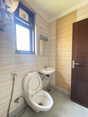 Deluxe Double Room, Balcony, Garden View | Bathroom - Staylo Jaggannath Stays (New Delhi)