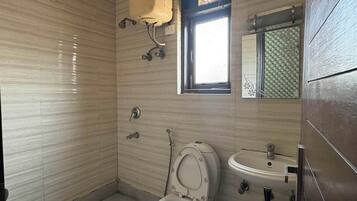 Deluxe Double Room, Balcony, Garden View | Bathroom | Shower, free toiletries, towels, soap