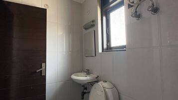 Deluxe Double Room, Balcony, Garden View | Bathroom