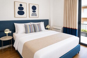 Ein Hotelzimmer mit einem großen Bett, zwei Nachttischen, einer Wand-Klimaanlage und Blick durch ein mit Vorhängen drapiertes Fenster.