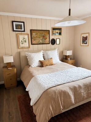 Tabla de planchar con plancha, wifi, ropa de cama