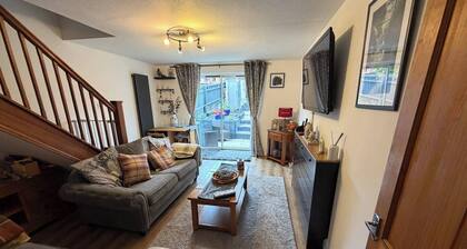 Sleeps 5 pet Friendly, Enclosed Garden, Parking