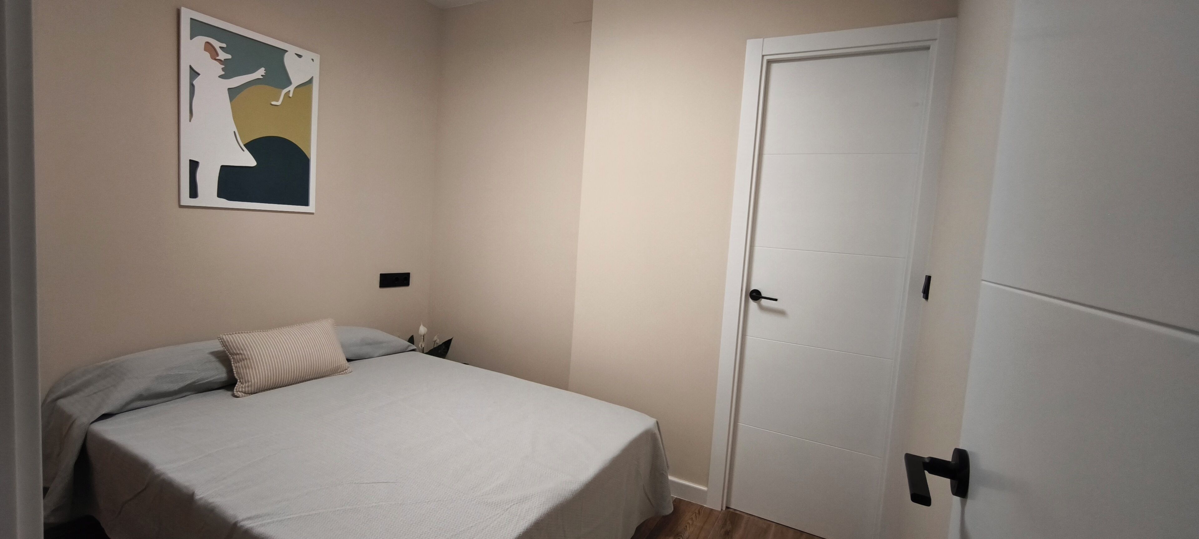 Tabla de planchar con plancha, wifi gratis, ropa de cama