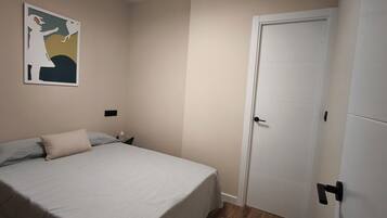 Tabla de planchar con plancha, wifi gratis, ropa de cama
