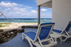On the beach - Palms Resort & Beach - Deluxe Queen Room (Christiansted)