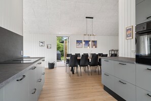 Wasserkocher mit Kaffee-/Teezubehör, Kühlschrank, Mikrowelle, Ofen