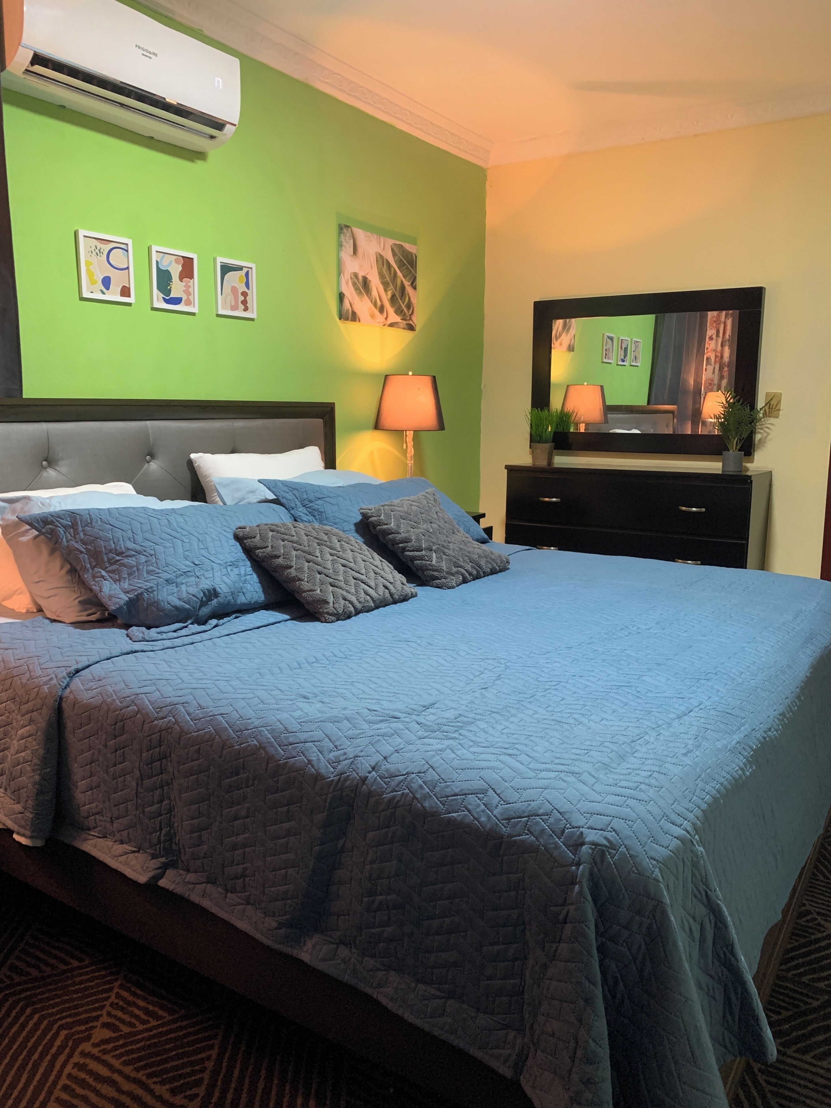 3 habitaciones, escritorio, tabla de planchar con plancha y wifi gratis 