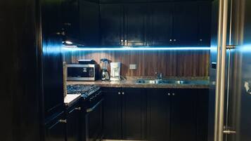 Coffee/tea maker, fridge, microwave, oven