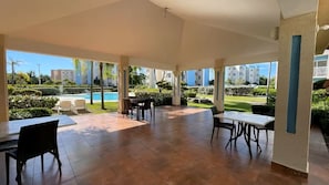 Outdoor dining - 2-bedroom apartment in Punta Cana with AC and 10 pools (Santo Domingo Este)