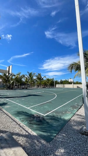 Sports court - 2-bedroom apartment in Punta Cana with AC and 10 pools (Santo Domingo Este)