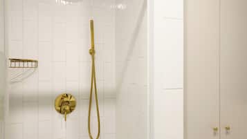 Familienapartment, Balkon | Badezimmer | Kostenlose Toilettenartikel, Haartrockner, Seife, Shampoo