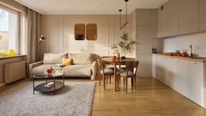 Un salon moderne avec un canapé, une table basse et une table à manger.