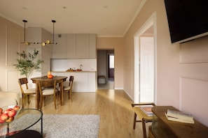 Apartamento família, sacada | Cozinha americana privada | Cafeteira/chaleira, chaleira elétrica, torradeira, mesas de jantar