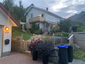 Una casa a due piani con un portico, una cassetta delle lettere e il numero 49.