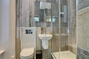 Standard Apartment, 1 Double Bed | Bathroom - QE2 Loft Apartments (Southampton)