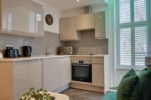 Appartement Deluxe | Cuisine privée | Réfrigérateur, micro-ondes, four, plaque de cuisson