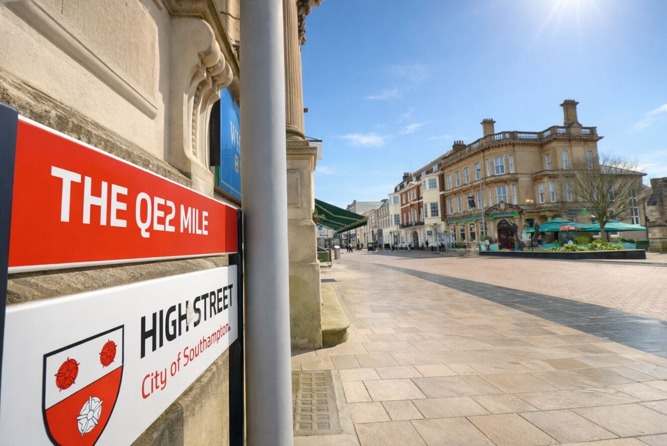 Skilt for 'The QE2 Mile' på High Street i Southampton.