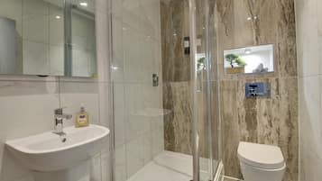 Deluxe Apartment | Bathroom