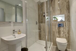 Appartement Deluxe | Salle de bain | Douche, sèche-cheveux, serviettes fournies, savon