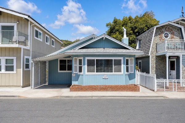 Charming coastal cottage nestled in a friendly neighborhood, offering convenient street access and a welcoming arrival experience with nearby parking and easy check-in.