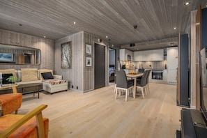 Un interior moderno con comedor, cocina y sala de estar.