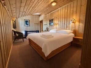 A wooden-paneled room with a bed, a desk, and a chair. - Spacious and central apartment in Ustaoset (Hol)