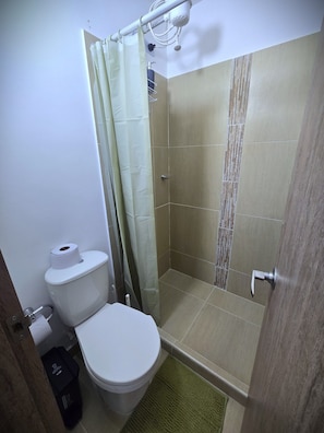 Haartrockner, Handtücher, Seife, Toilettenpapier