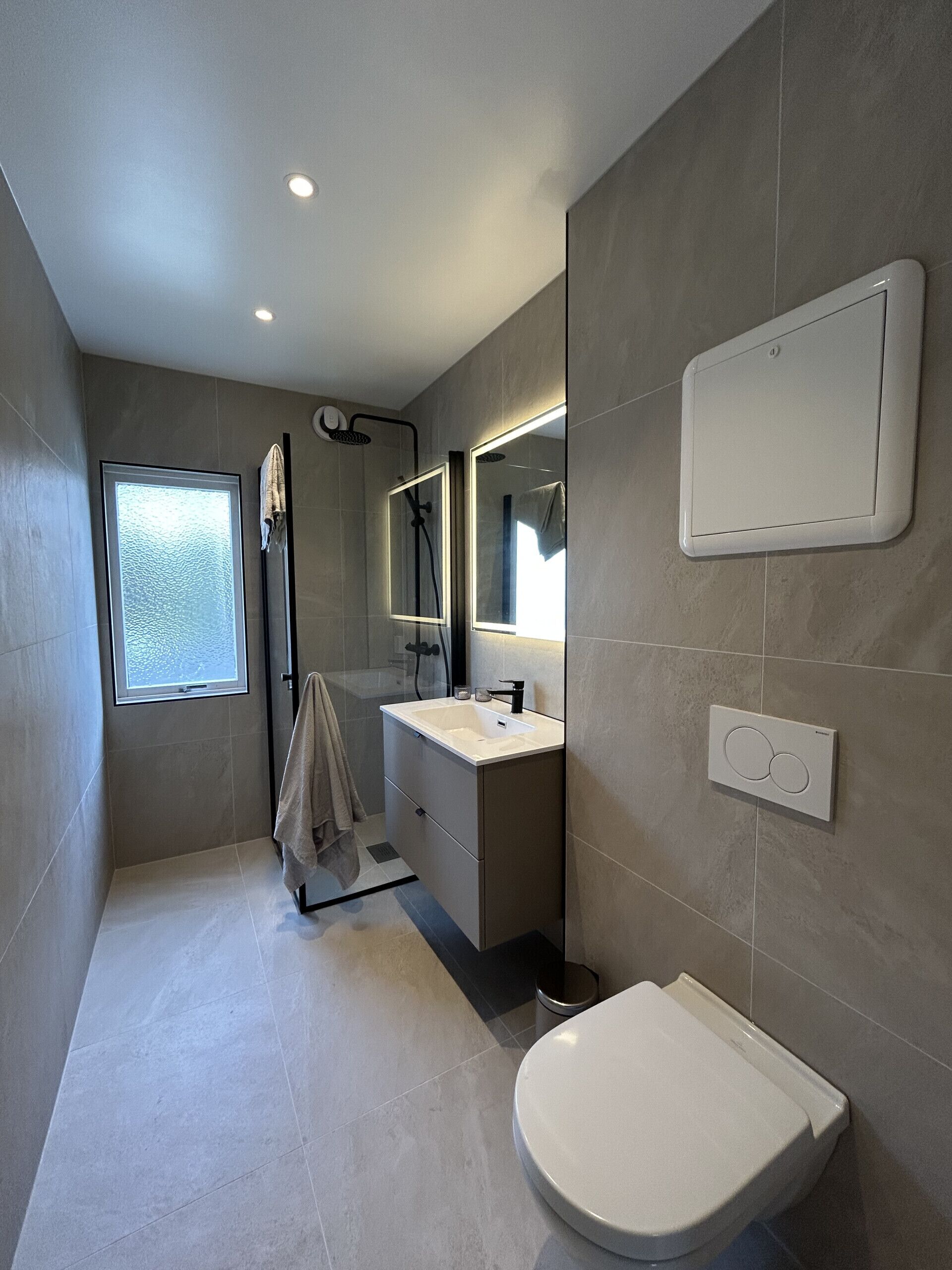 シャワー、ヘアドライヤー、タオル. Central 3 bedroom apartment with parking