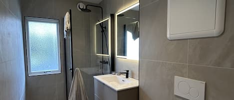Douche, sĂšche-cheveux, serviettes fournies