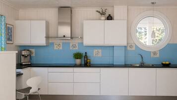 Fridge, oven, dishwasher, coffee/tea maker