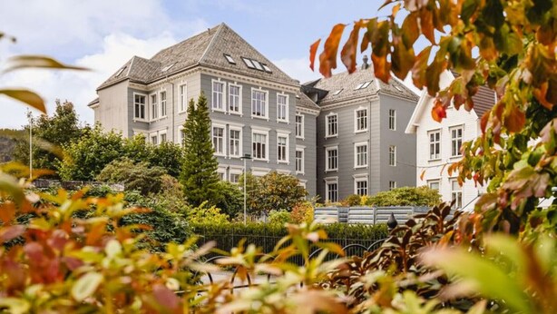 Ein großes, mehrgeschossiges Gebäude mit einer symmetrischen Fassade, zahlreichen Fenstern und einem markanten Haupteingang.