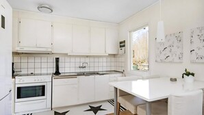 Kahvin-/teenkeitin, jääkaappi, uuni, vedenkeitin