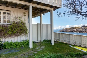 A coastal house with a balcony, a stone pathway, and a view of the sea. - House in Henningsvær with amazing views (Vågan)