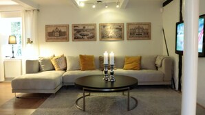 Ein Wohnzimmer mit einer Couch, einem Couchtisch und Bildern an der Wand.