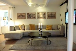 Ein Wohnzimmer mit einer Couch, einem Couchtisch und Bildern an der Wand.