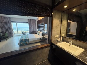 Quarto casal luxo, vista para o mar | Banheiro | Chuveiro, produtos de toalete grátis, toalhas de banho 