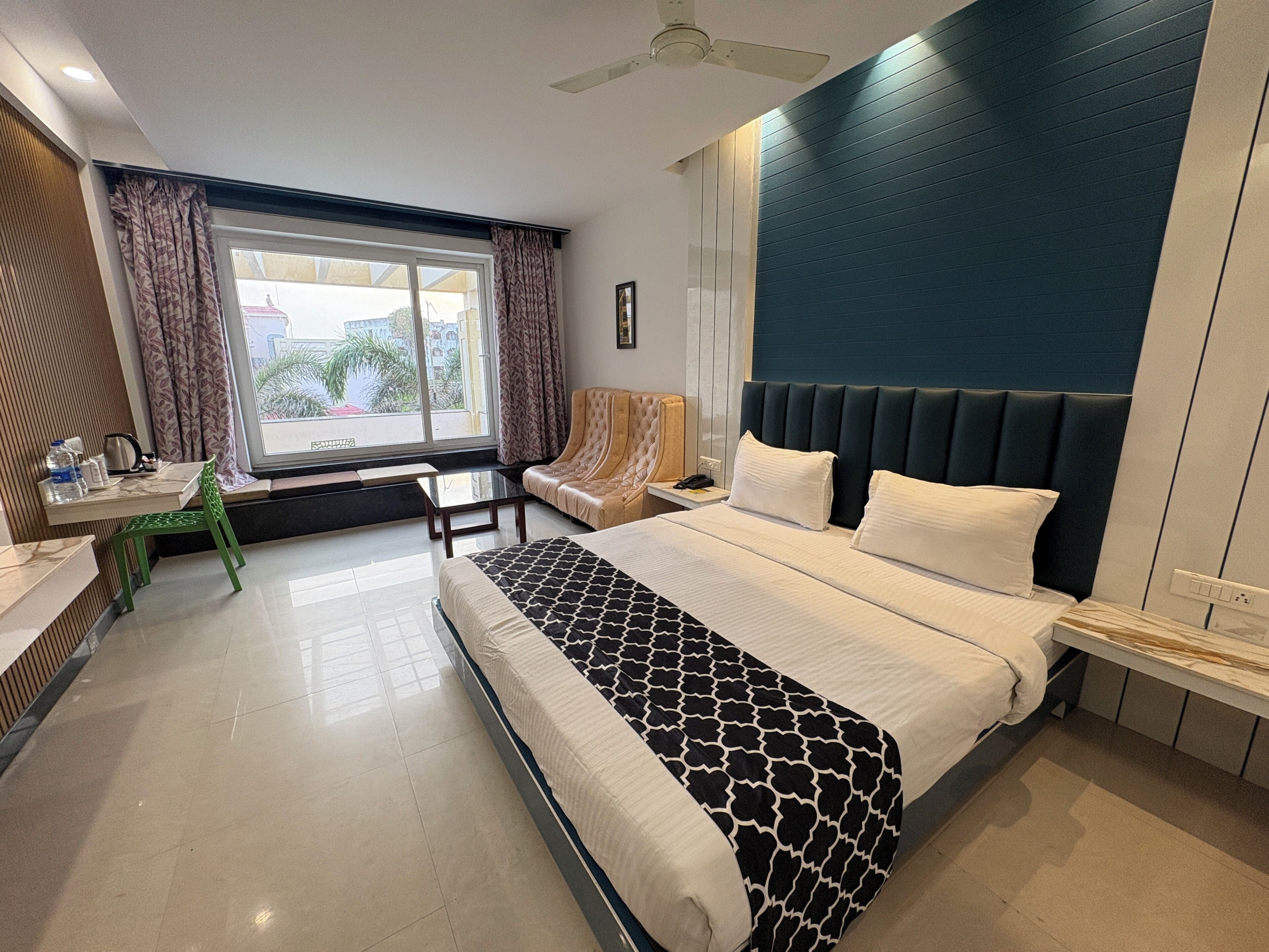 Quarto casal premium, vista para a piscina | Escrivaninha, Wi-Fi de cortesia