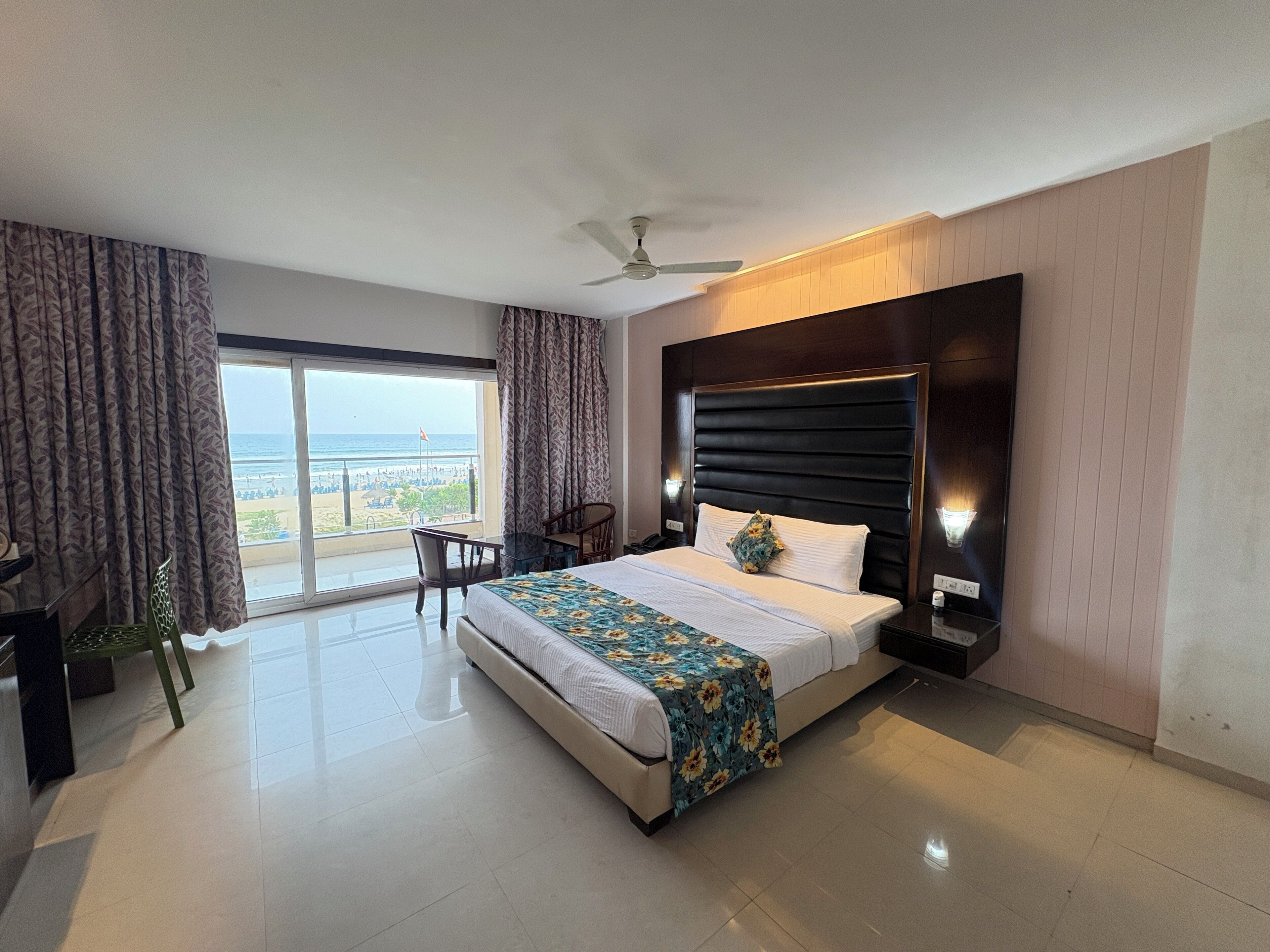 Quarto casal luxo, vista para o mar | Escrivaninha, Wi-Fi de cortesia