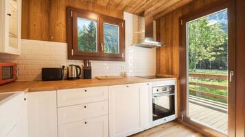 Coffee/tea maker, fridge, microwave, oven