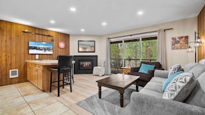 Smart TV, fireplace - New! Remodeled Condo | Pool - Hot Tub | Steps to River Trail (Bend)